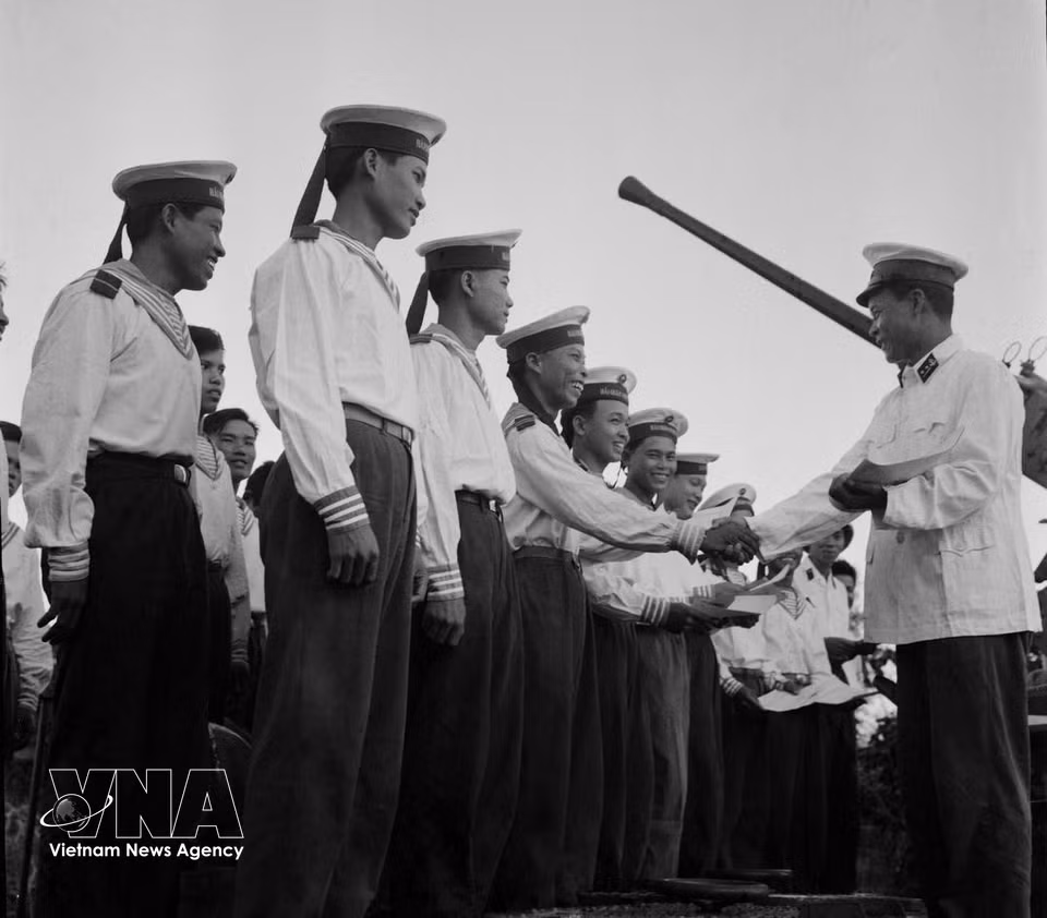 参加1964年8月2日击退“马多克斯”号驱逐舰战斗并取得胜利的海军官兵获海军军种颁发嘉奖状。图自越通社