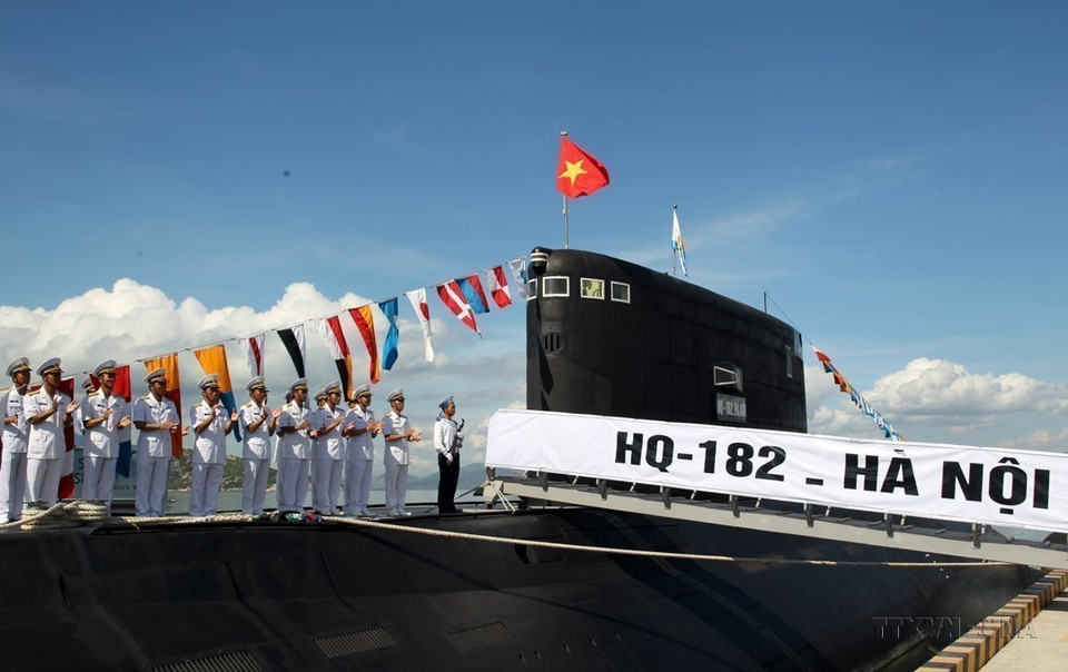 国家级升旗仪式在潜艇HQ-182“河内号”与HQ-183“胡志明市号”上举行（庆和省，2014年）。图自越通社