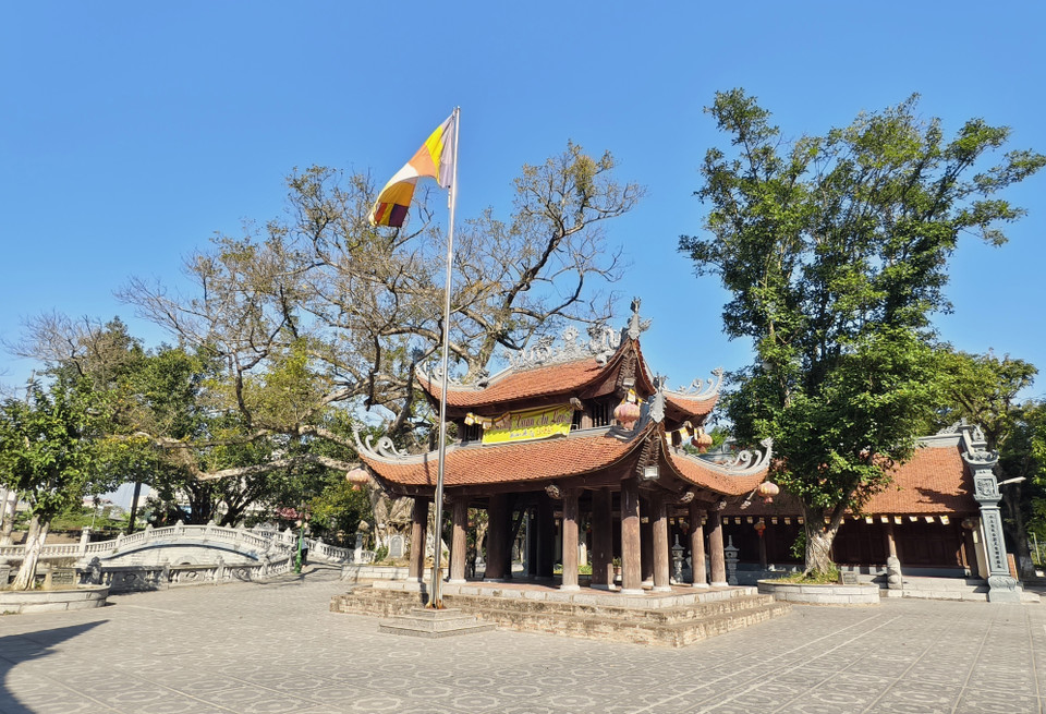 亭内仍保存着雕刻精美、工艺细腻的石制灵兽。图自越通社