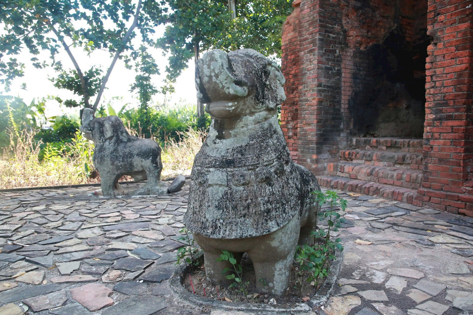 塔外现仍保留两尊砂岩雕刻的象狮像（Gajasimha）。图自越通社