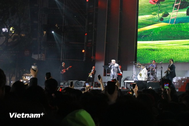 墨西哥驻越南大使作为吉他手，与由越南、墨西哥、泰国（鼓手）和菲律宾（歌手）艺术家组成的“桥梁”乐队同台演出，展现文化交流的生动魅力。图自越通社