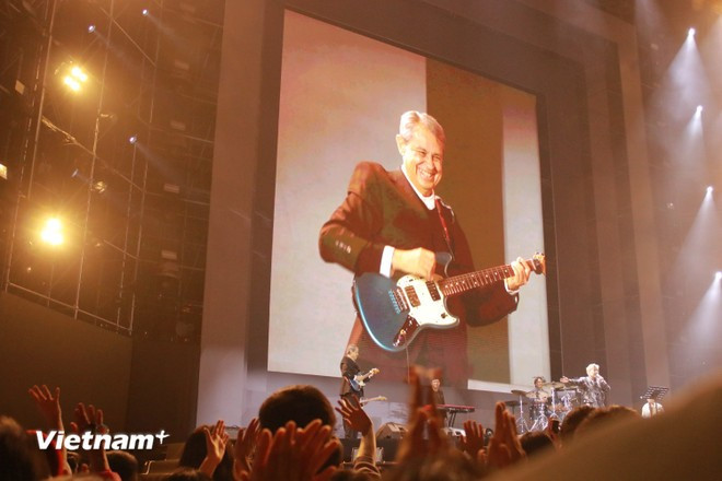 2025年12月7日晚，墨西哥驻越特命全权大使亚历杭德罗·内格林·穆尼奥斯在河内东经义塾广场举行的2025年越南幸福节音乐晚会上受到现场观众的热烈欢迎。图自越通社