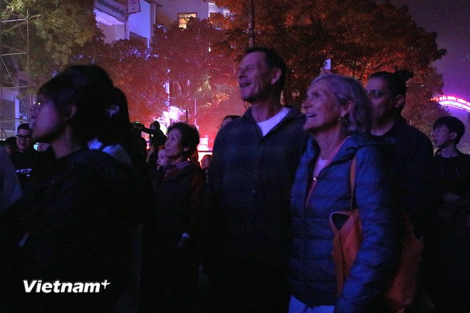 2025年越南幸福节音乐晚会的舞台吸引众多外国游客驻足围观，感受越南音乐与文化的独特魅力。图自越通社