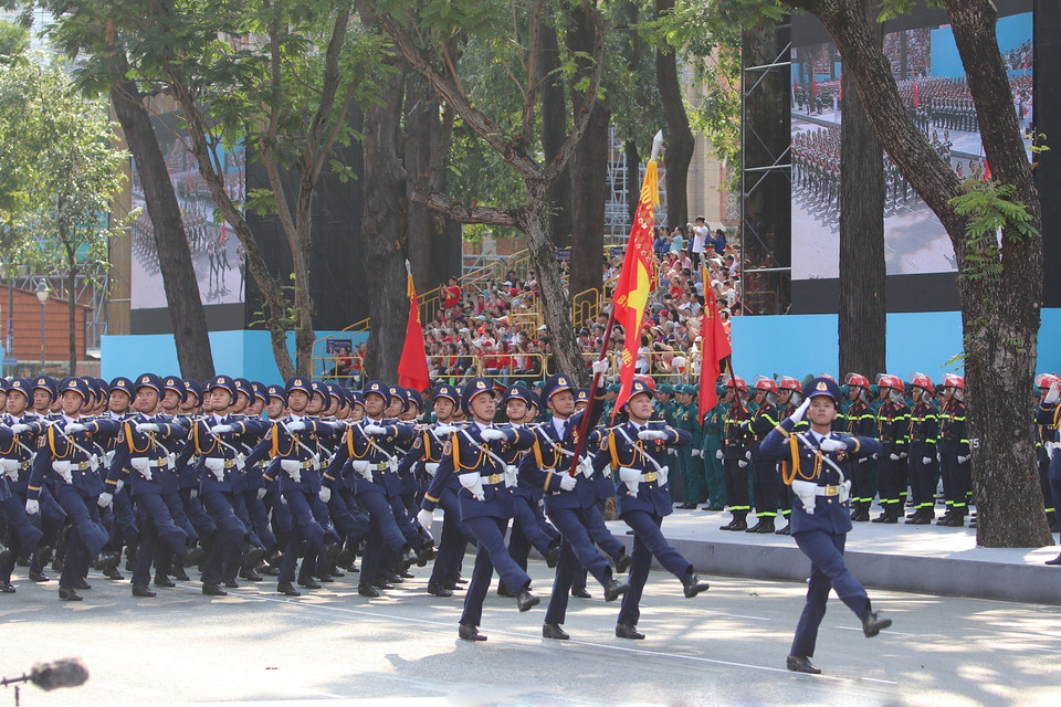 越南人民军各方队参加纪念南方解放、国家统一50周年庆典阅兵、游行总彩排。图自 越通社