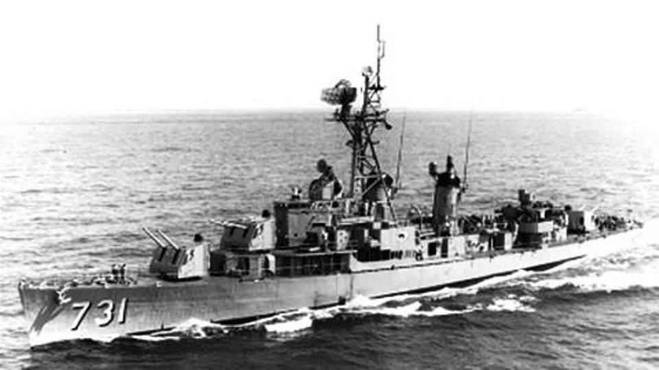 1964年8月2日和5日的首战大捷是三艘小型鱼雷艇勇敢攻击“马多克斯”号驱逐舰的壮烈序章，拉开了越南人民海军“敢打、会打、打必胜”精神的序幕，成为后续行动的指引。图中：1964年8月2日，美国“马多克斯”（DD-731）驱逐舰侵犯越南海域。图自越通社