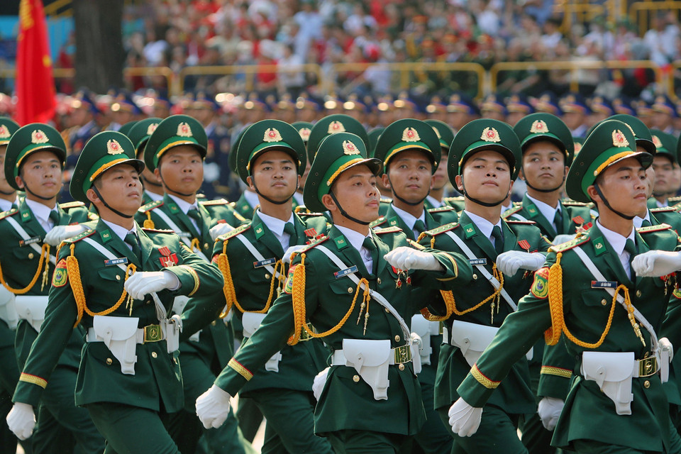 越南人民军各方队参加纪念南方解放、国家统一50周年庆典阅兵、游行总彩排。图自 越通社