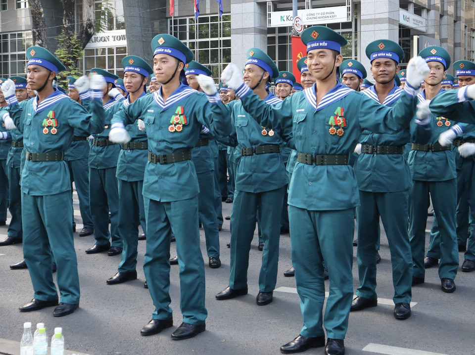沿海地区民兵方队参加纪念南方解放、国家统一50周年庆典阅兵、游行活动总彩排。图自 越通社