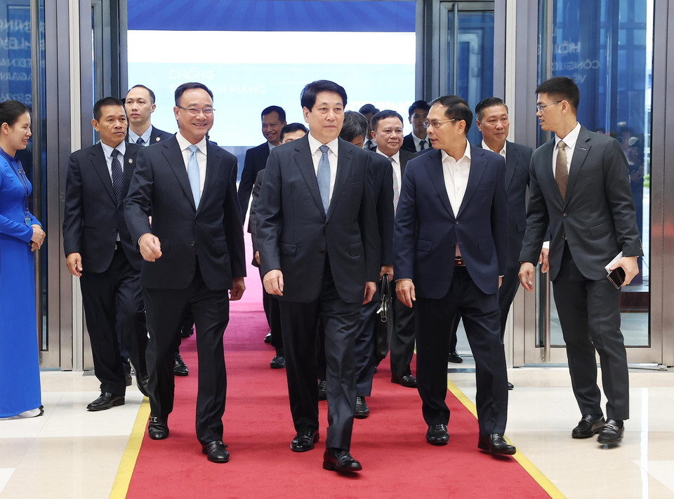 越南国家主席梁强在河内市美亭国家会议中心检查联合国《打击网络犯罪公约》(《河内公约》)开放签署仪式的筹备与彩排工作。图自越通社
