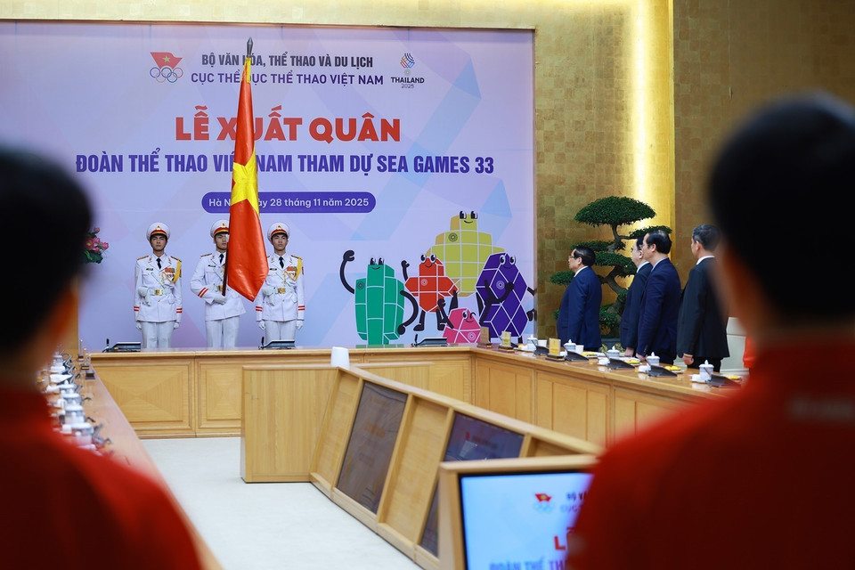 越南政府总理范明政与国家队运动员、教练员代表一同举行向国旗致敬仪式。图自越通社