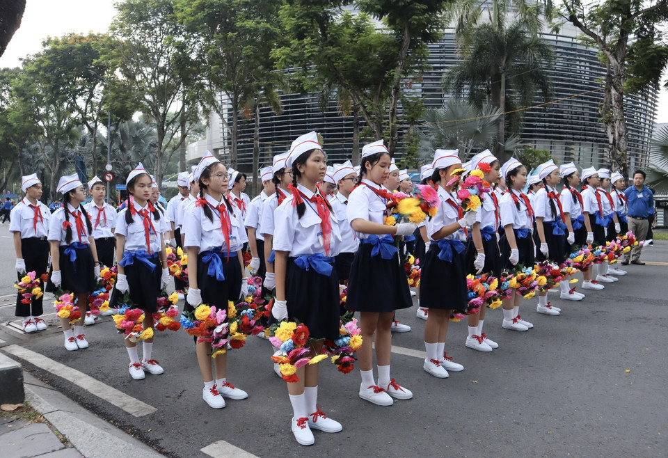 学生方队准备就绪，待命参加纪念南方解放、国家统一50周年庆典阅兵、游行活动总彩排。图自 越通社