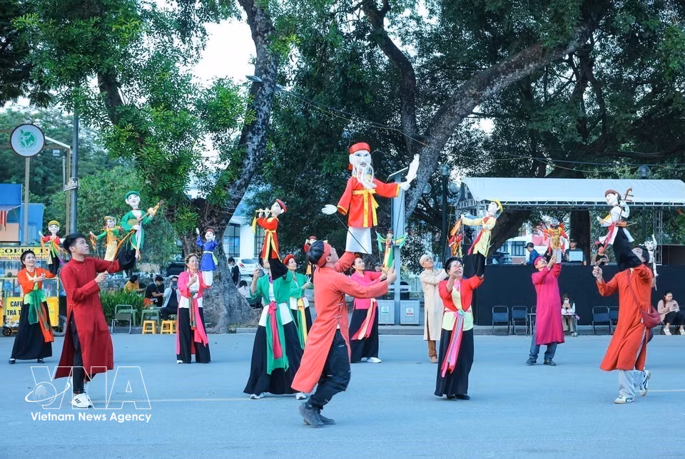 河内祭标（Tế Tiêu）木偶戏表演队在陈仁宗步行街演出，吸引众多游客驻足观看。图自越通社