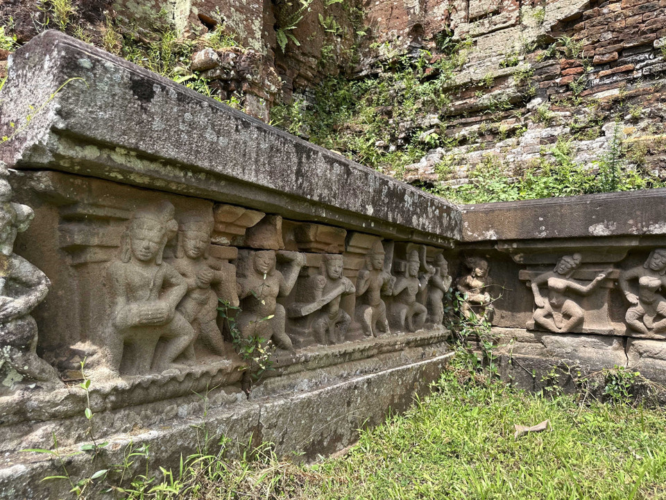 在旃檀塔区，砂岩浮雕生动描绘了古代占族舞女表演传统舞蹈的场景。图自越通社