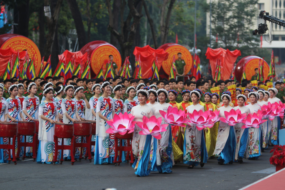 人民警察学院鼓队在南方解放、国家统一50周年庆典阅兵、游行活动总彩排中，表演了《凯旋的英雄赞歌》鼓乐节目。图自 越通社