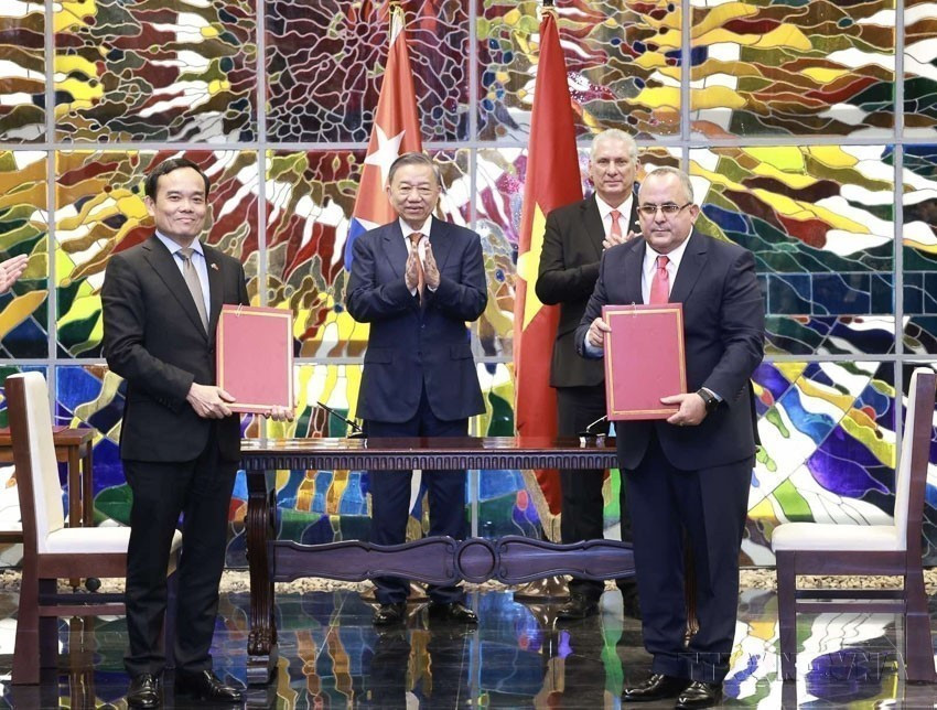 2024年9月26日，在首都哈瓦那，越共中央总书记、国家主席苏林与古巴共产党第一书记、国家主席米格尔·迪亚斯-卡内尔·贝穆德斯共同见证越共中央经济委员会与古共中央生产经济部合作文件的签署仪式。图自越通社