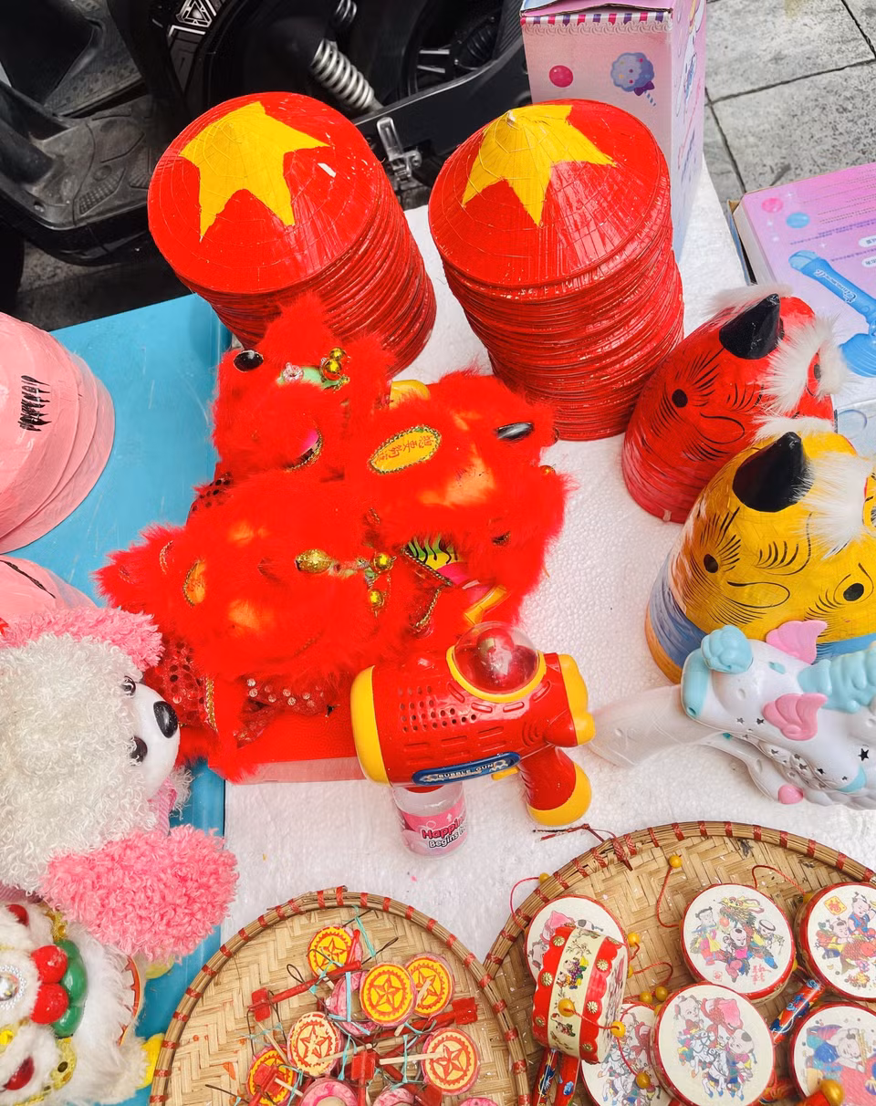 河内还剑坊行马街各店铺展示并销售独特的中秋玩具。图自越通社