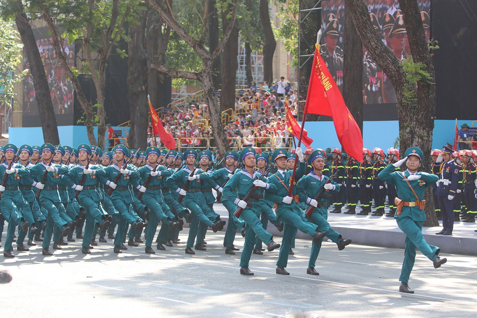 越南人民军各方队参加纪念南方解放、国家统一50周年庆典阅兵、游行总彩排。图自 越通社