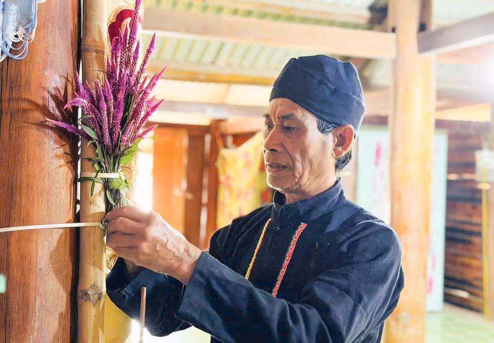 祭祀仪式举行时，祭师会在屋内系上鸡冠花。图自越通社