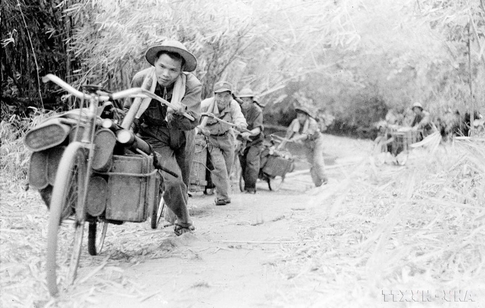 西原战区的运输战士们利用一切简易和机械化运输方式运送物资支援战役（1975年）。图自越通社