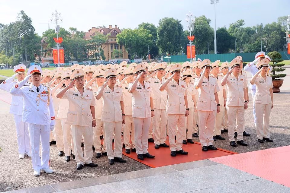 中央公安党委、公安部代表团瞻仰胡志明主席陵并敬献花圈。图自越通社