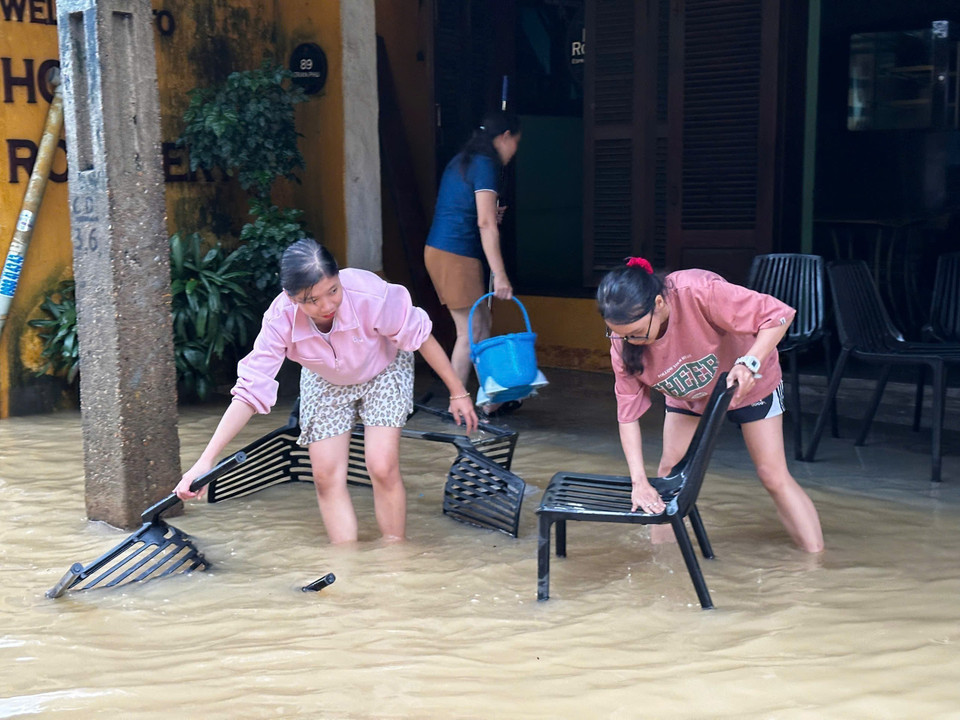 洪水渐退之际,会安居民趁机清扫房屋、整理物品,这已成为当地雨季的一道独特风景,体现了当地居民自力更生、尽早恢复日常生活的精神。图自越通社