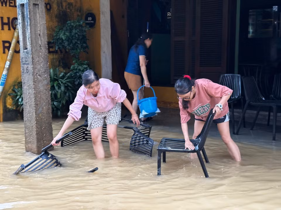 洪水渐退之际，会安居民趁机清扫房屋、整理物品，这已成为当地雨季的一道独特风景，体现了当地居民自力更生、尽早恢复日常生活的精神。图自越通社
