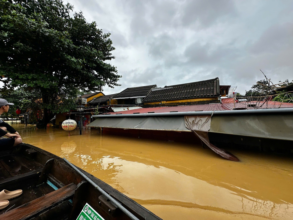 洪水涌入会安古镇,水位几乎漫至屋顶。图自越通社