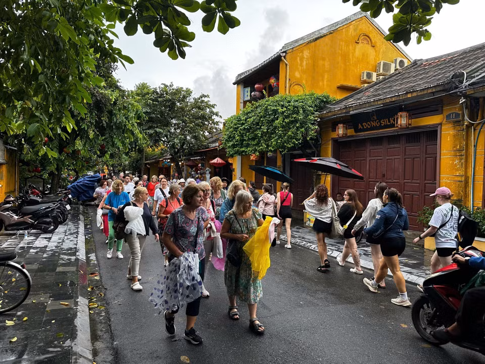 尽管连日暴雨洪灾，会安依然吸引不少游客前来观赏“水中古镇”的独特景象。图自越通社