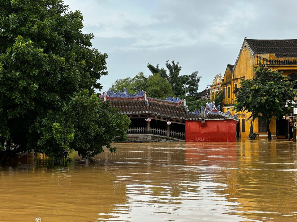 会安古镇的日本桥被淹没。图自越通社
