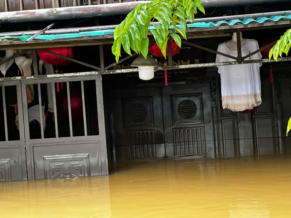 洪水超过三级警戒线,并突破1964年的历史洪峰。随着洪水逐渐消退,会安古镇服装店的外墙上留下了一道黄色的水痕。图自越通社