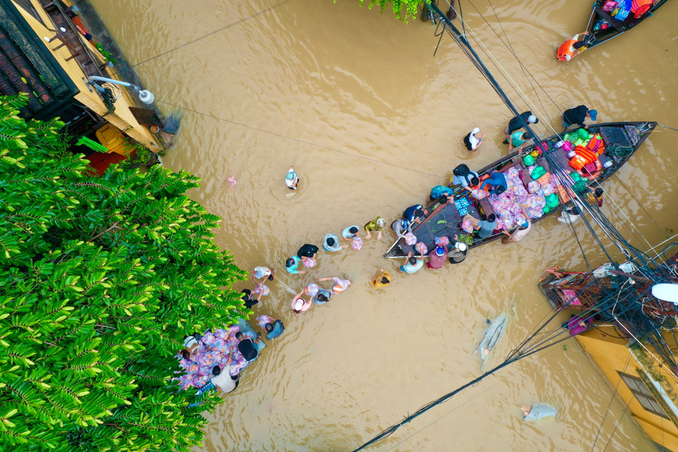 地方政府与民众携手,为受灾地区居民运送、分发生活物资。图自越通社