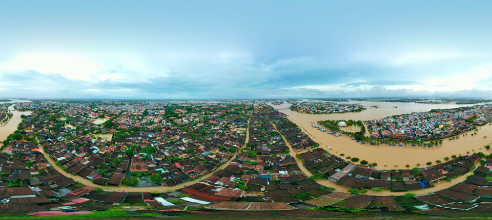 岘港市会安古镇洪水已开始逐渐退去,但靠近怀河的多条街道仍被淹没,水深超过4米。图自越通社