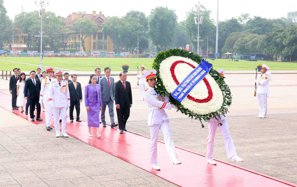 泰国总理佩通坦·钦那瓦前往胡志明主席陵墓敬献花圈。图自越通社