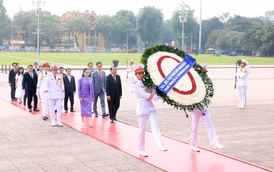 泰国总理佩通坦·钦那瓦前往胡志明主席陵墓敬献花圈。图自越通社
