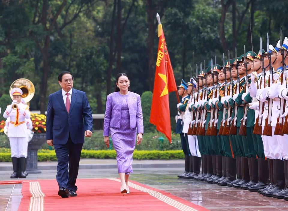 越南总理范明政与泰国总理佩通坦·钦那瓦共同检阅越南人民军仪仗队。图自越通社