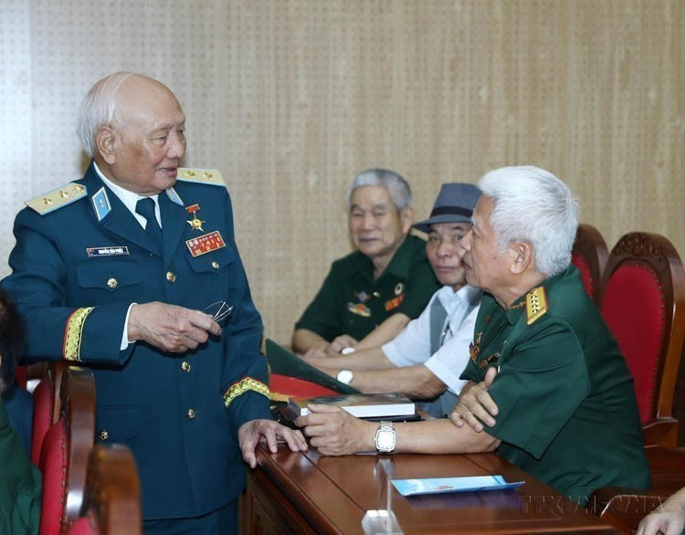在庆祝越南防空导弹部队成立60周年座谈会上(1965年7月24日—2025年7月24日),“12个昼夜战役”中击落多架美军飞机的人民武装力量英雄、阮文撇中将与防空导弹部队老兵们亲切交流。图自越通社