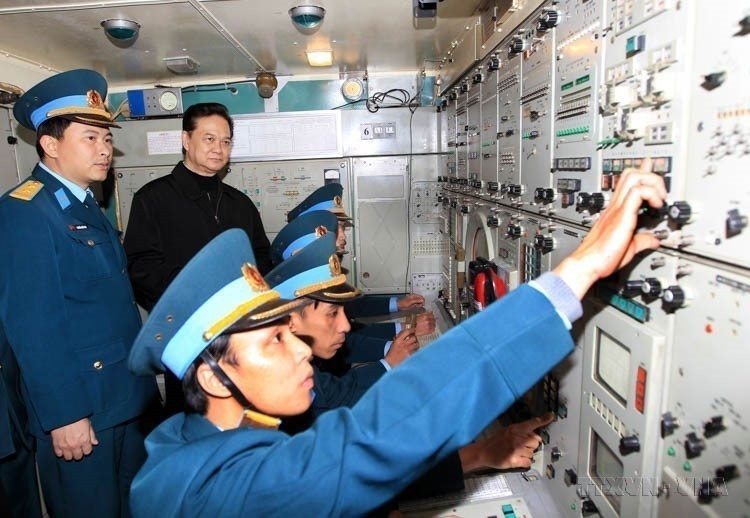 2013年1月13日,越南政府总理阮晋勇视察第361防空师第64防空导弹团的战备值勤工作。图自越通社