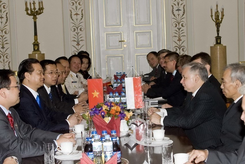 2007年9月15日在波兰首都华沙，波兰总理雅罗斯瓦夫·卡钦斯基与越南政府总理阮晋勇举行会谈。图自越通社