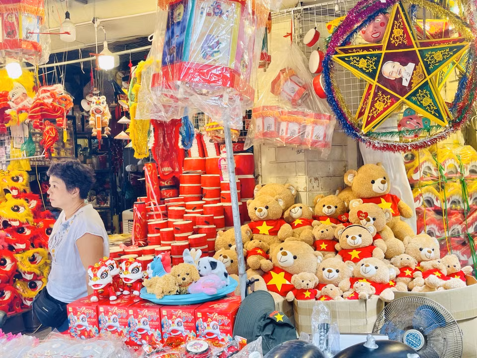 河内还剑坊行马街商铺销售的传统中秋玩具。图自越通社