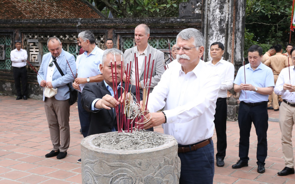 由匈牙利国会主席格维尔·拉斯洛(Kövér László)率领的匈牙利国会代表团前往宁平省华闾古都国家级特殊遗迹区丁先皇祠和黎大行祠上香。图自越通社