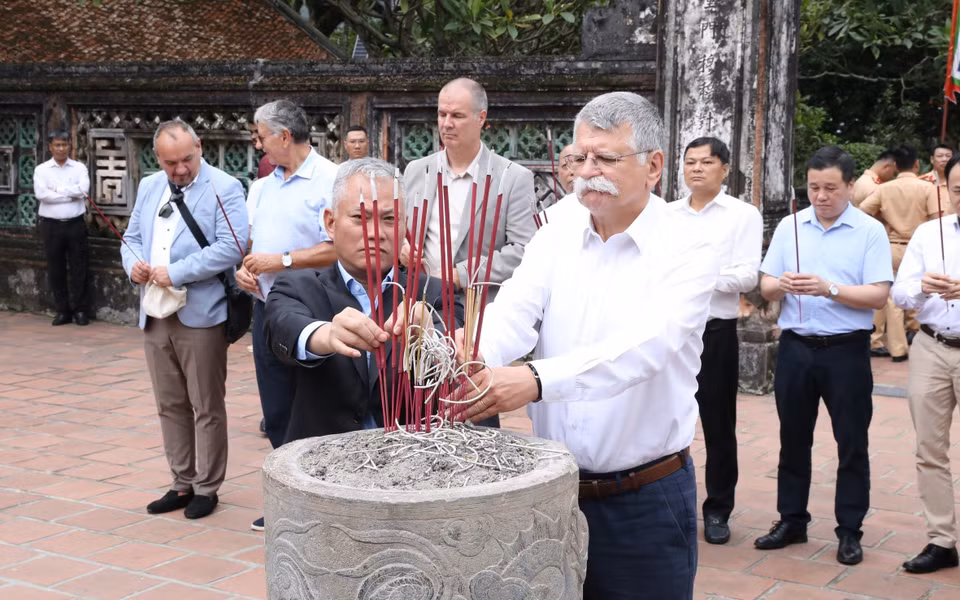 由匈牙利国会主席格维尔·拉斯洛（Kövér László）率领的匈牙利国会代表团前往宁平省华闾古都国家级特殊遗迹区丁先皇祠和黎大行祠上香。图自越通社