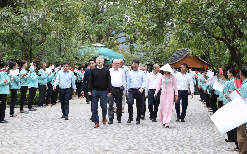 由匈牙利国会主席格维尔·拉斯洛(Kövér László)率领的匈牙利国会代表团探访宁平省长安名胜群。图自越通社