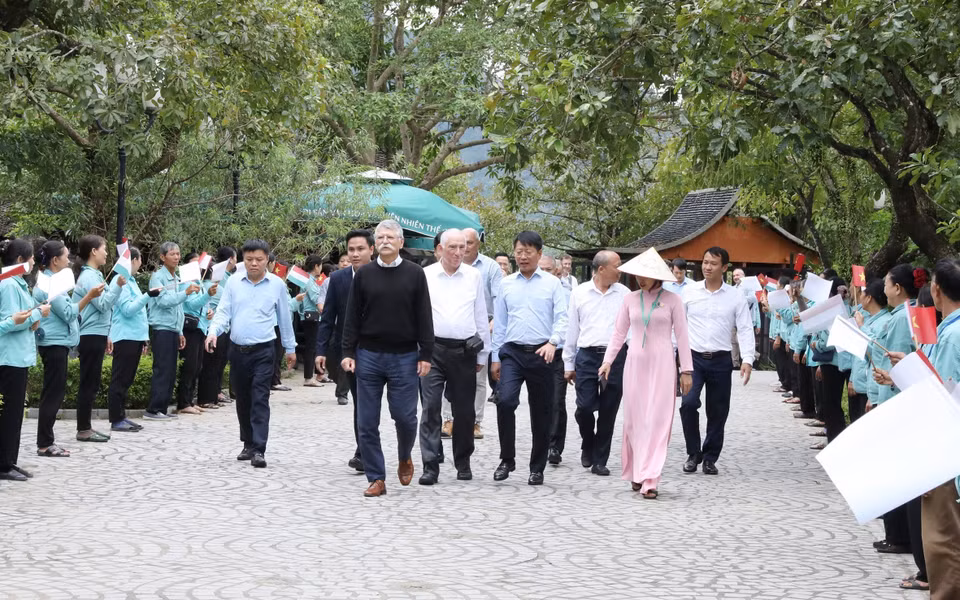 由匈牙利国会主席格维尔·拉斯洛（Kövér László）率领的匈牙利国会代表团探访宁平省长安名胜群。图自越通社