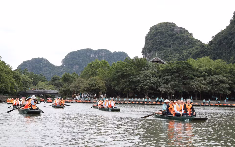 匈牙利国会代表团乘船游览被联合国教科文组织列为世界文化与自然双重遗产名录的长安名胜群美景。图自越通社