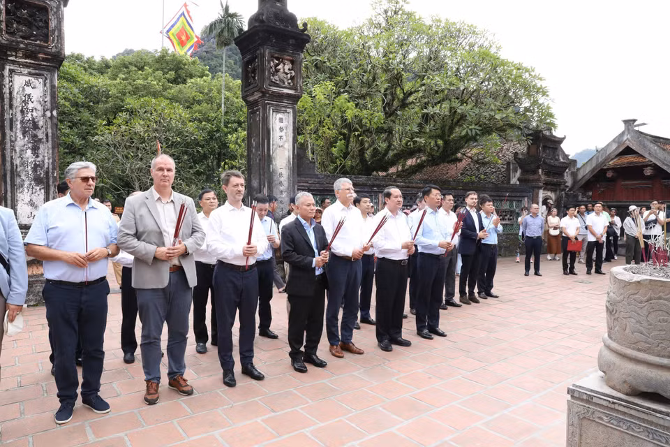 由匈牙利国会主席格维尔·拉斯洛（Kövér László）率领的匈牙利国会代表团前往宁平省华闾古都国家级特殊遗迹区丁先皇祠和黎大行祠上香。图自越通社