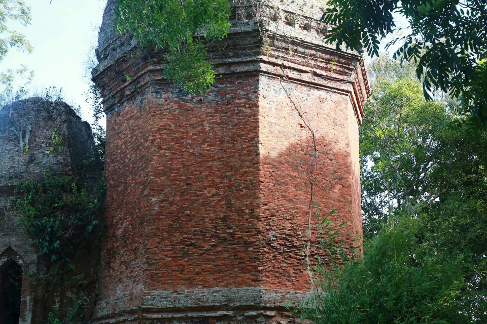 目前，凭安塔附近几近荒废，亟待投入保护与修缮。图自越通社