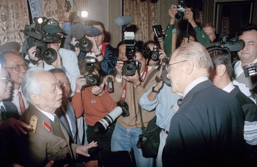 1995年11月9日，在越美两国关系正常化后，曾为两个战线指挥官的武元甲大将与美国前国防部长罗伯特·麦克纳马拉在河内首次会面。图自越通社