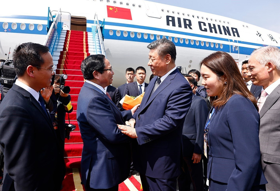 越南政府总理范明政到机场，为中共中央总书记、国家主席习近平送行。图自越通社