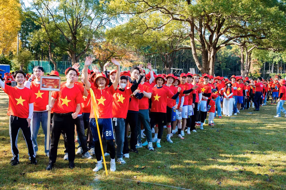 越南世界纪录组织代表向福冈越南人协会及越南驻福冈总领事馆颁授"日本境内参与人数最多的越南国旗人形拼图活动"纪录认证证书。图自越通社
