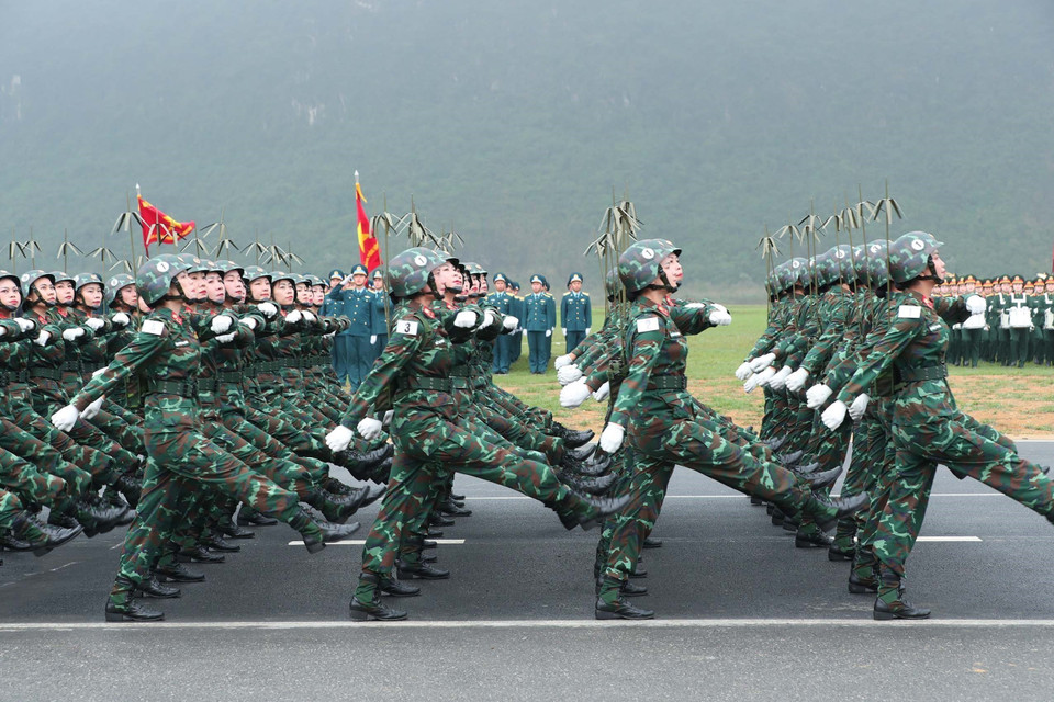 越南特工部队方队参加合练 展现精锐作战实力。图自 越通社