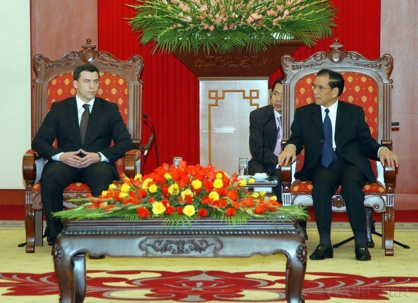 2007年12月4日在河内，越共中央总书记农德孟会见对越南进行访问的波兰民主左翼联盟主席沃伊切赫·欧雷尼查克。图自越通社